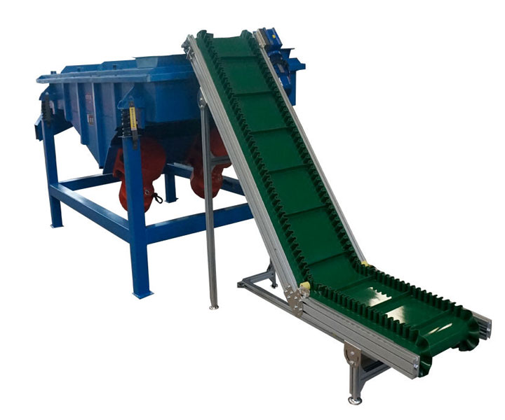 Single deck vibrating screen with belt conveyor