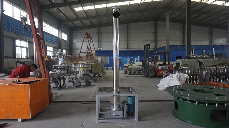 Vertical screw feeder