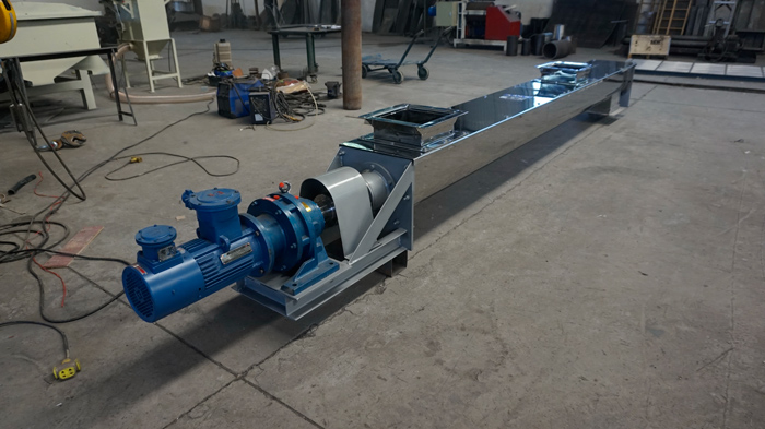 Stainless steel screw conveyor for urea