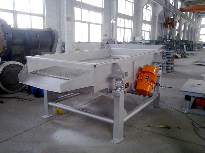 Vibrating screen for removing impurities from cullet