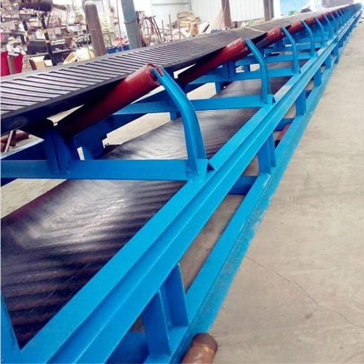 What are the features and advantages of sand and gravel belt conveyor?