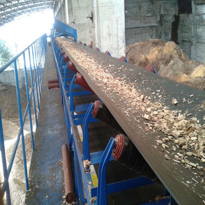 What are the features and advantages of sand and gravel belt conveyor?