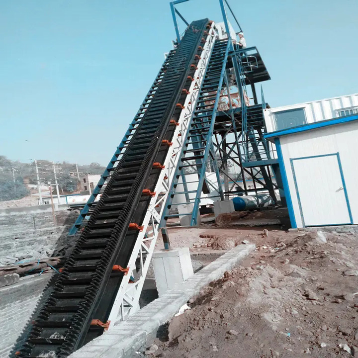 What are the features and advantages of sand and gravel belt conveyor?