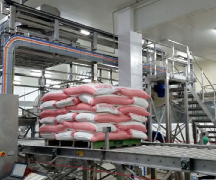 What is the belt conveyor for flour used for?