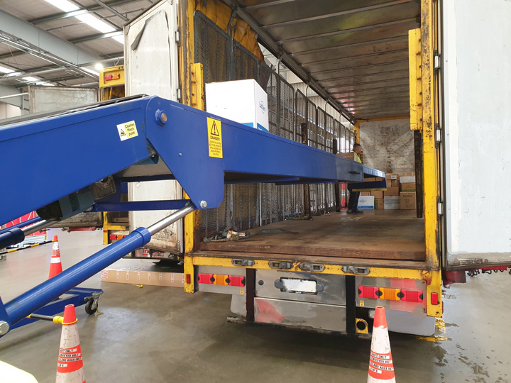 What is the uses of truck loading unloading belt conveyor? 