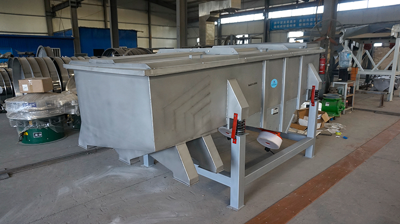 Vibrating screen for organic fertilizer screening